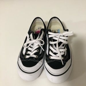 Women’s size 7 black and white vans